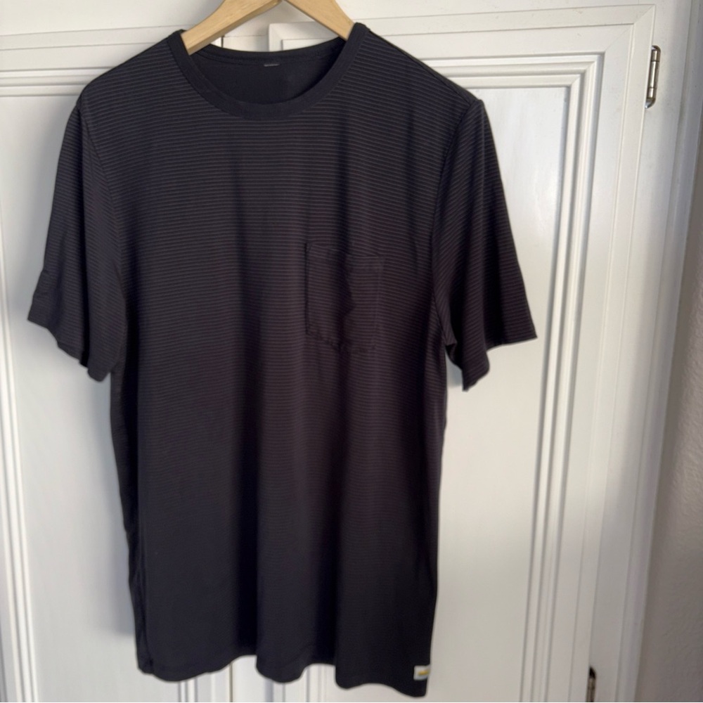 Vuori Black gray micro Striped Men's T Shirt pocket size M soft